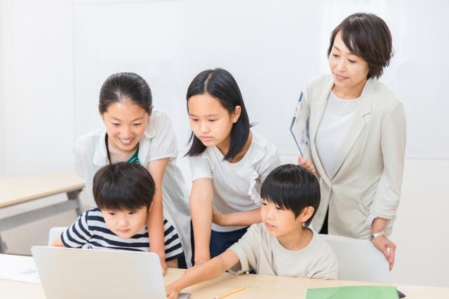 英会話で楽しんでいる子供たち