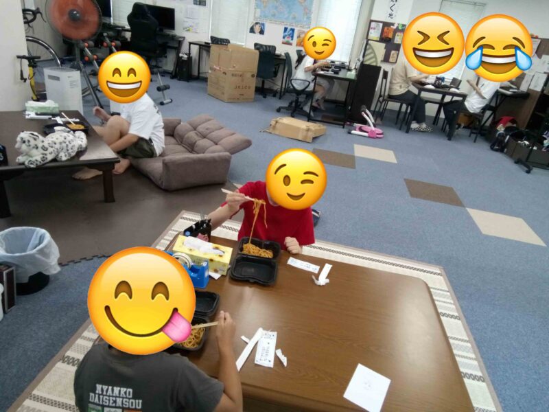 皆でお弁当を食べている様子