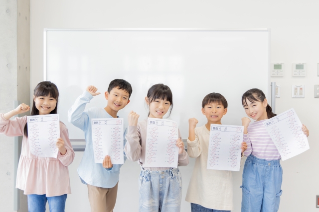 英会話で喜んでいる子供たち